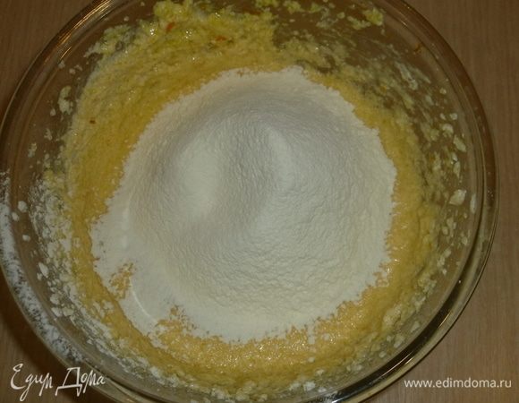 Вмешать просеянную с разрыхлителем муку.