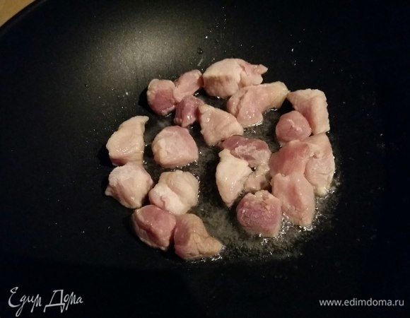 Обвалять кусочки мяса в муке, разогреть растительное масло на сковороде и порциями обжарить, пока кусочки хорошо не обжарятся. Вынуть готовое мясо и отложить в сторону.