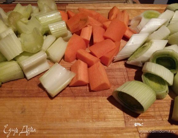 Параллельно, пока обжаривается мясо, нарезать ломтиками морковь, сельдерей и лук-порей. Выбор овощей в принципе за вами, можете использовать любые сочетания. Я всегда отталкиваюсь от предпочтений моей семьи.