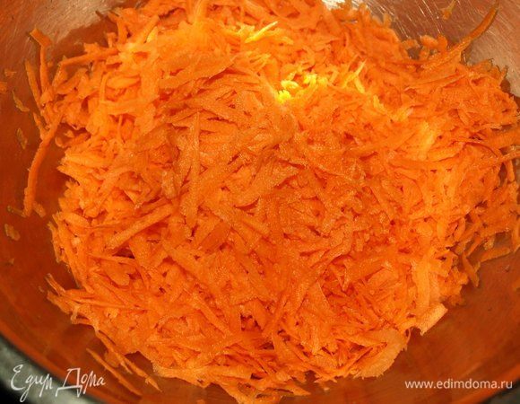 Морковь натереть на терке.