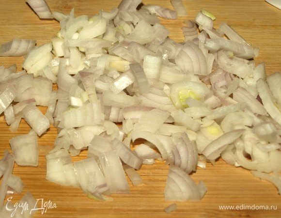 Лук мелко нашинковать.
