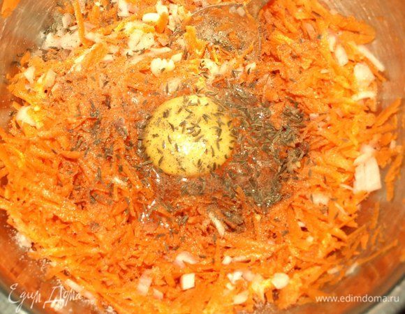 Соединить в миске морковь и лук. Добавить яйцо, тмин, соль и перец по вкусу. Все хорошо перемешать.