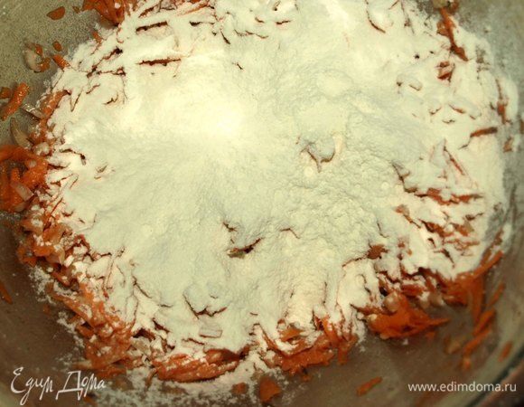 Добавить просеянную муку с разрыхлителем. Все хорошо перемешать.
