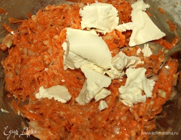 Добавить сыр фета.