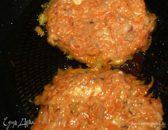 Разогреваем сковороду. Добавляем оливковое масло и обжариваем оладьи с двух сторон до готовности.