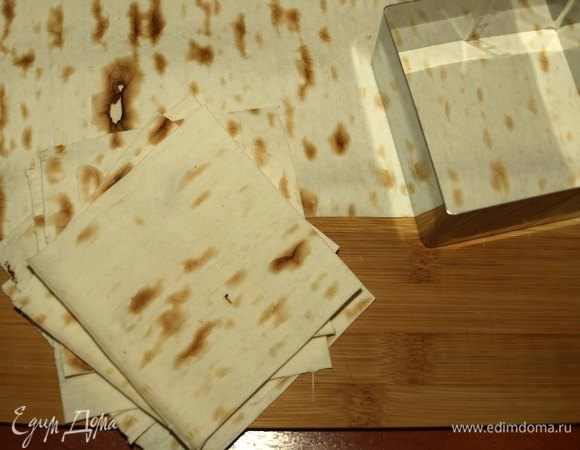 Лаваш разрезаем на квадраты по размеру немного больше оладий и подсушиваем на сухой сковороде.