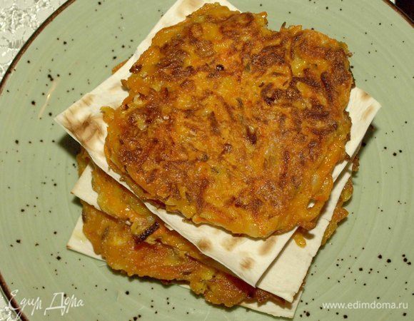 Делаем пирамидку из трех кусочков лаваша и трех оладий. Сверху кладем соус.