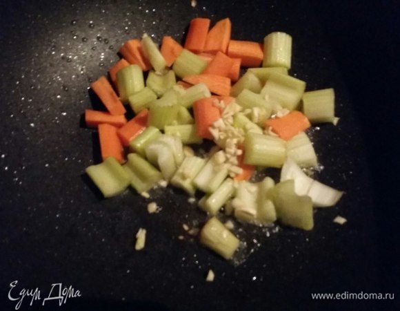 Добавить в масло оставшееся от мяса морковь, сельдерей, чеснок и обжаривать при частом помешивании в течении 5 мин. 