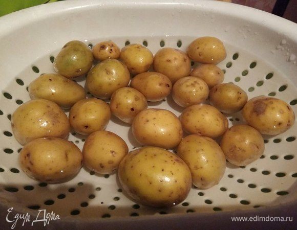 Хорошо вымыть молодой картофель и отварить до мягкости в отдельной кастрюле.
