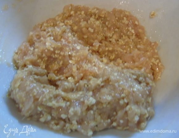 Бекон мелко измельчите, добавьте к фаршу. Туда же добавьте яйцо, прованские травы и геркулес, посолите и поперчите. Тщательно перемешайте.