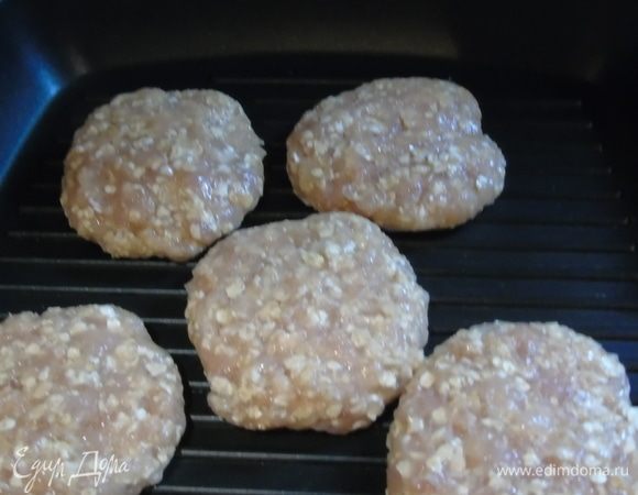 Формируем котлетки, делайте их плоскими, не более 2 см, слегка смазываем их растительным маслом и обжариваем на сковороде-гриле по 5 минут с каждой стороны, а потом опять по 5 минут (то есть по два раза).