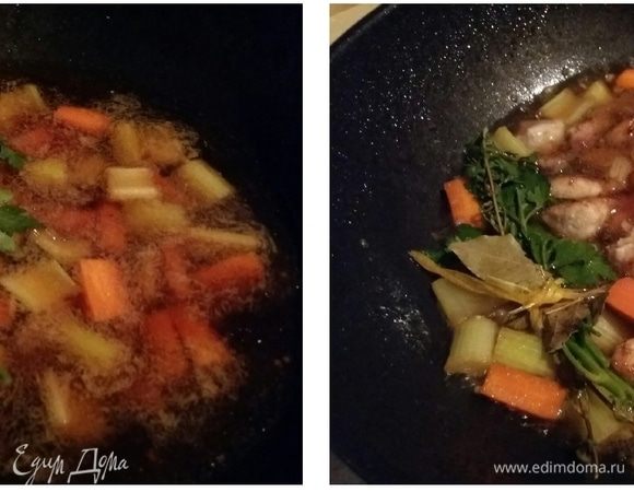 Влить воду либо овощной бульон, букет гарни, положить подготовленное мясо, довести до кипения, убавить огонь, накрыть крышкой и готовить при тихом кипении 20 мин.