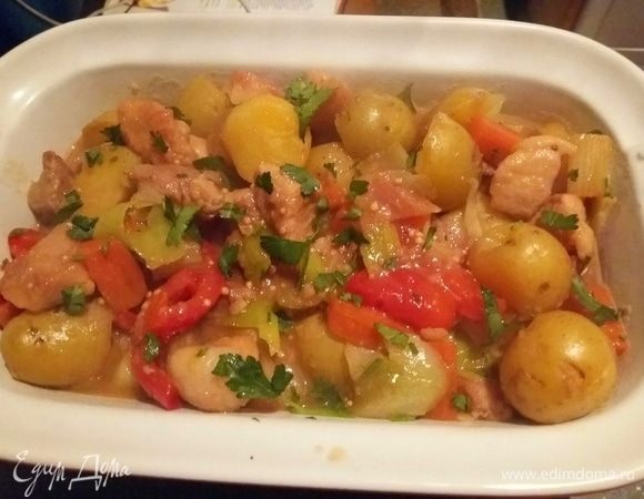 Вынуть букет гарни, переложить все в жаропрочную посуду, посыпать измельченной петрушкой.