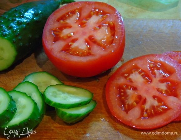 Огурцы и помидоры нарежьте кружками.