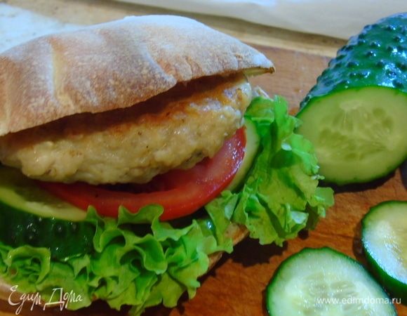 Питу разрежьте. В середину положите лист салата, пару кусочков огурца,  кусочек помидора и котлетку. 