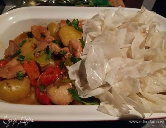 Слегка смазать квадраты с одной стороны растительным маслом, не сильно скомкать и положить масляной стороной вверх на начинку.