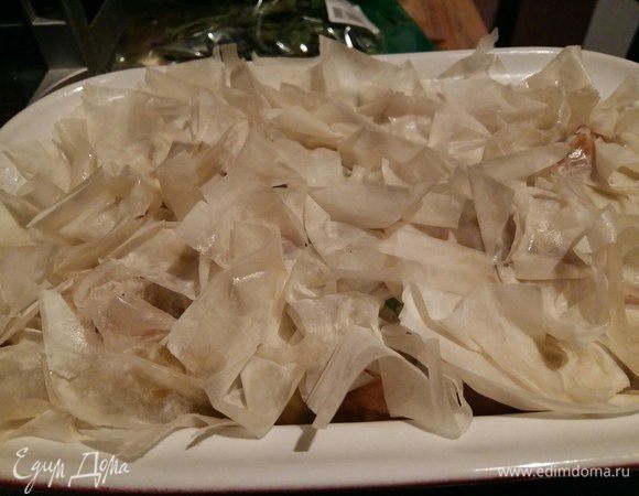 Полностью покрыть начинку, поставить в духовку и запекать 30 минут, пока тесто не станет хрустящим и золотистым.