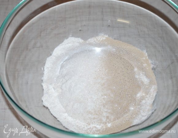 Замесим тесто. Муку, сахар, соль, сухие дрожжи соединим и перемешаем.