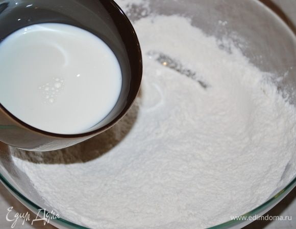 Добавим теплое молоко и мягкое сливочное масло Hochland.