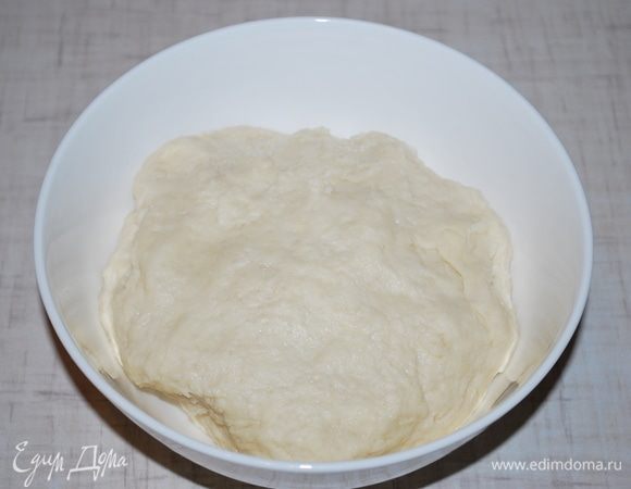 Замесим тесто. Накроем пленкой и оставим на час.