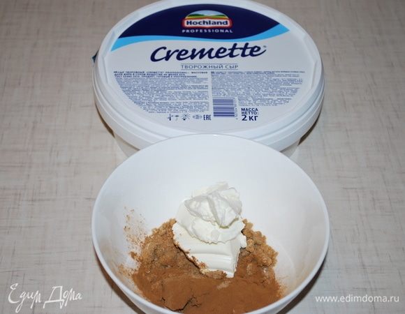 Сделаем начинку. Соединим сливочный сыр Hochland c сахаром мусковадо и корицей.