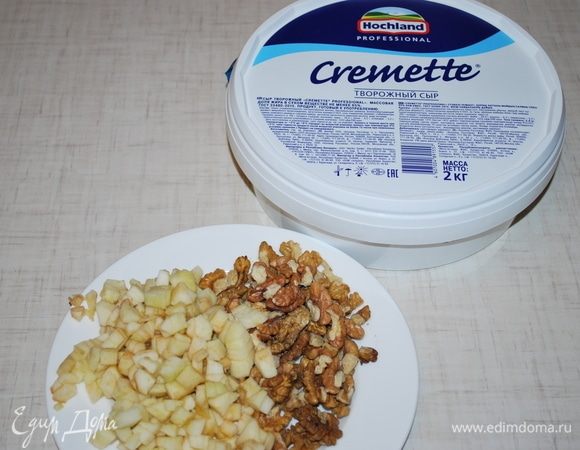 Яблоки почистим от кожуры и мелко нарежем кубиками.