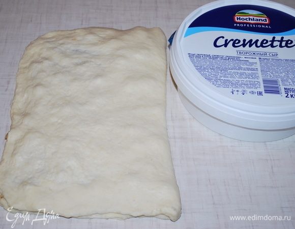 Накрыть второй половиной теста.