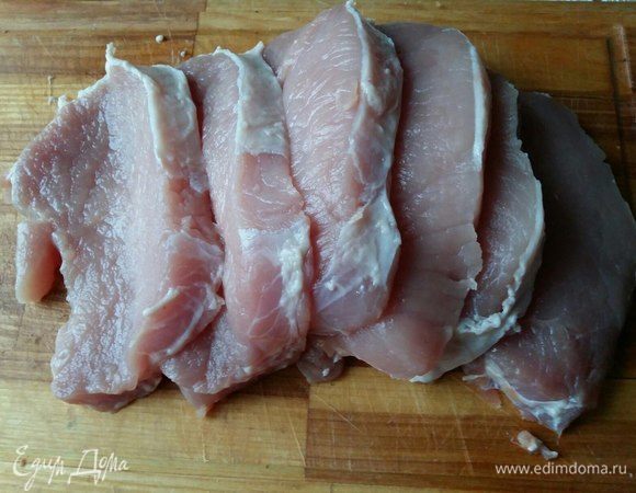 Мясо разрезать на отбивные.