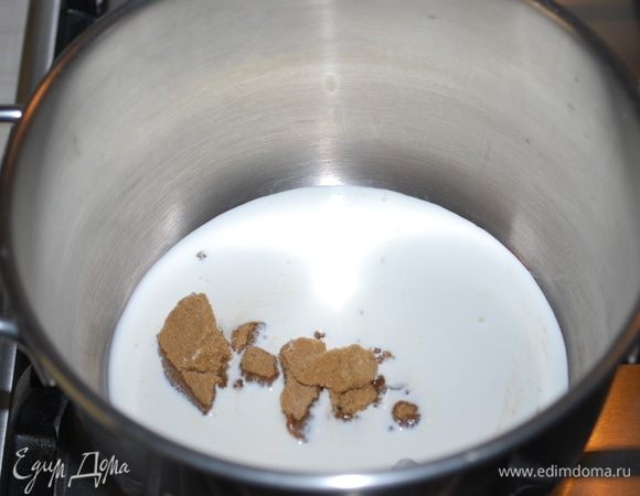 Сахар мусковадо 30 г доведем до кипения со сливками 100 г, выключим огонь и добавим ванильный экстракт.
