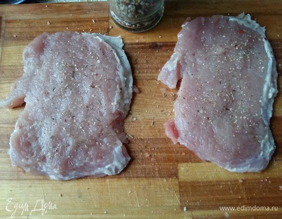 Молоточком отбить мясо, посолить, поперчить.