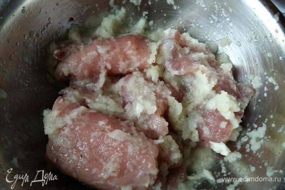 Погрузить отбивные в маринад, перемешать, накрыть пленкой/крышкой и убрать в холодильник на 30 минут. За это время мясо пропитается луковым соком и станет мягкое, нежное.