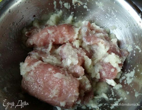 Погрузить отбивные в маринад, перемешать, накрыть пленкой/крышкой и убрать в холодильник на 30 минут. За это время мясо пропитается луковым соком и станет мягкое, нежное.