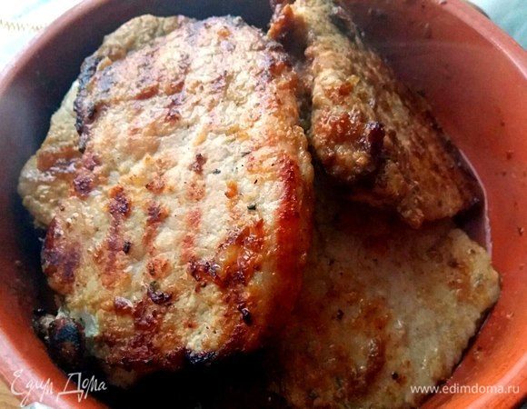 Выложить готовые отбивные из сковороды, накрыть крышкой.