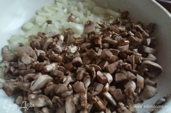 Для соуса порезать мелко грибы-шампиньоны, лук репчатый также мелко порезать. Обжарить в течении 4-5 минут на сковороде с добавлением растительного масла.