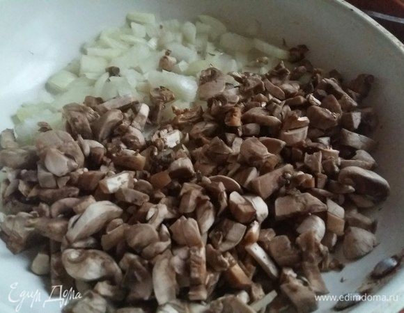 Для соуса порезать мелко грибы-шампиньоны, лук репчатый также мелко порезать. Обжарить в течении 4-5 минут на сковороде с добавлением растительного масла.