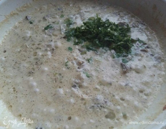 Добавить мелко нарезанный чеснок, нарезанную петрушку и сливки. Довести до кипения и уварить до нужной вам густоты. 