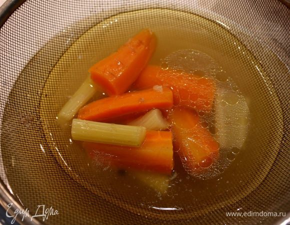 Готовый бульон процедить.