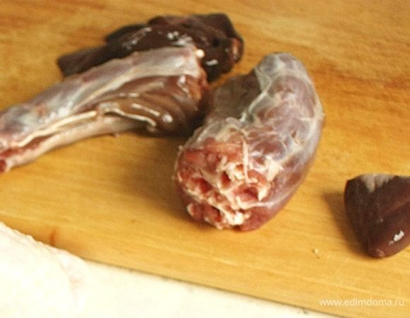 Из вложенных внутрь тушки индейки  шеи, сердца и желудка сварить бульон. Печень в бульон не добавлять, иначе он станет горьким. Сложить субпродукты в маленькую кастрюлю, добавить 1 литр воды и довести до кипения на среднем огне. Снять пену, добавить остальные ингредиенты и варить на маленьком огне 1,5-2 часа. За 10 минут до окончания варки посолить и положить лавровый лист. Жидкость должна уменьшится на 1/4. 