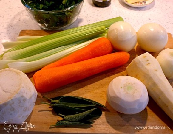 Помыть и почистить овощи для начинки, для жарки и для бульона. Листья шалфея выбирать самые крупные.