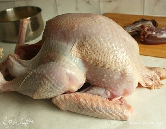 Достать индейку из холодильника за 2 часа до готовки. Если используете замороженную, то размораживать ее следует в холодильнике. Индейка весом, например, в 3 кг разморозится за 1,5 суток.
Индейку помыть, обсушить бумажным полотенцем. Не обрезать кожный лоскут на шее.
Духовку включить за 45 минут до жарки на 210°С. Установить решетку на нижний уровень духовки.