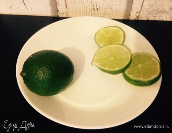 Подготовить теплую воду, чтобы в дальнейшем при добавлении меда (можно сахар) он полностью растворился. Нарезать дольками лайм. Затем смешать воду, мед, лайм. Лайм чуть подавить, чтобы дал сок.