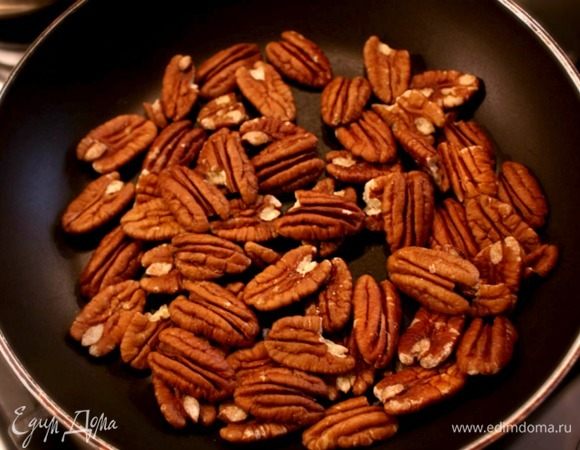 Пока варится бульон, приготовить начинку.
Орехи пекан слегка обжарить на сухой сковороде. 