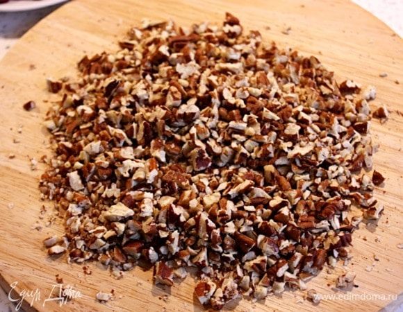 Мелко порубить ножом.