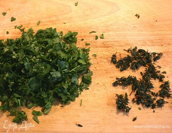 Зелень петрушки (только листья) так же порубить, листочки тимьяна снять со стеблей.