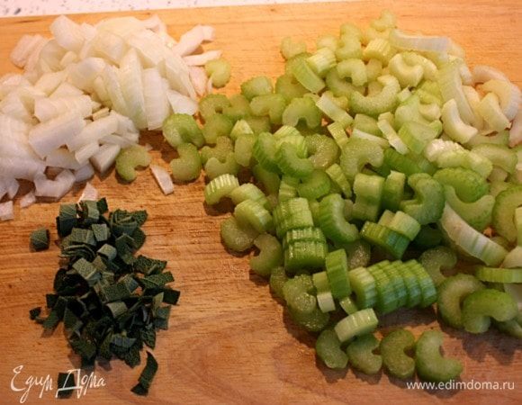 Нарезать кубиками по 0,5 см лук и сельдерей ломтиками по 0,5 см, шалфей порубить. Свежий шалфей можно заменить 0,5 ч. л. сушеного.