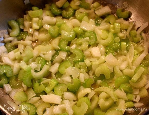 Растопить масло в сотейнике. Добавить лук и сельдерей, готовить на среднем огне до полупрозрачности лука примерно 10 минут, помешивая. Добавить шалфей, перемешать и готовить еще 3-4 минуты. Влить 4 ст. л. куриного бульона, перемешать и готовить минут 5, пока жидкость не уменьшится наполовину.