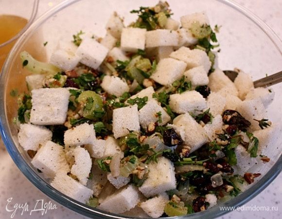 Переложить смесь в большую миску, добавить остальные ингредиенты и бульон, хорошо перемешать.