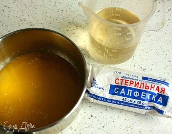 Растопить в маленькой кастрюле 120 г сливочного масла и смешать с белым вином. Большой кусок чистой марли сложить в 4 слоя и вырезать квадрат 35х35 см (я использовала большие стерильные салфетки).
Поместить марлю в винно-масляную смесь.