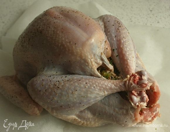 Заполнить большую полость начинкой, не набивая ее плотно. Связать ноги вместе кухонной нитью, но не плотным узлом, а на бантик, чтобы ее легко можно было снять. 
Натереть индейку снаружи маслом комнатной температуры.