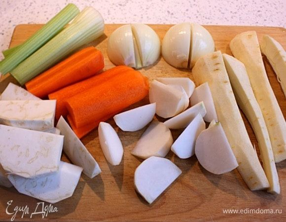 Оставшиеся овощи крупно нарезать: лук и пастернак на четвертинки, стебель сельдерея и морковь палочками по 10 см, белую репу и корень сельдерея клиньями.